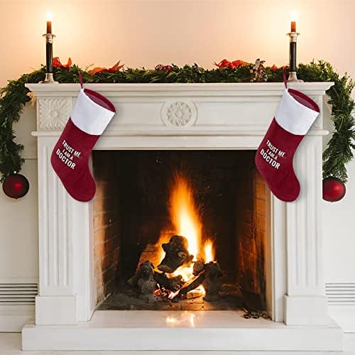 Верувај ми, јас сум скоро лекар за Божиќни чорапи со кадифен камин што виси за Божиќно декор на домашно дрво