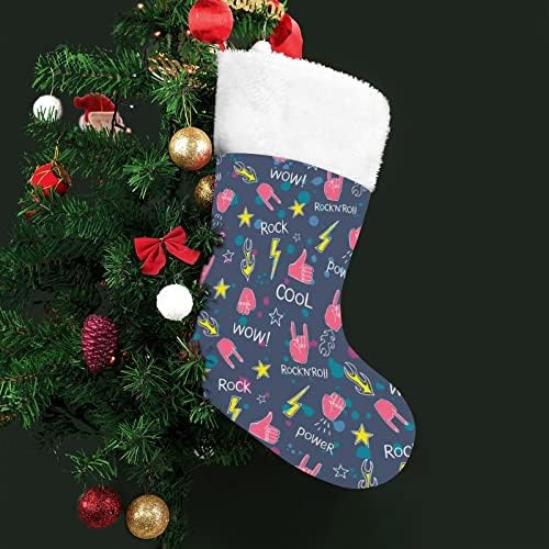 Шарени карпести раце Божиќни порибни чорапи со кадифен камин што виси за Божиќно дрво