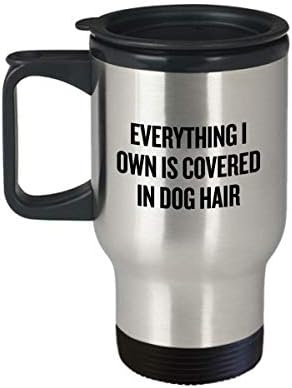 Подарок за кучиња за младоженец - чаша за патувања за кучиња - смешно куче за чешлање на кучиња - сè што поседувам е покриено со коса за