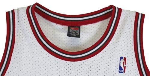Биковите Мајкл Jordanордан потпиша бела Најк големина 50 Jerseyерси Уда BAH44504 ​​- Автограмирани дресови во НБА