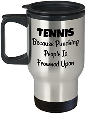 Тенис кафе за патување со кафе најдобро смешна уникатна тенисерка чаша чај совршена идеја за мажи жени тенис затоа што удирање на луѓе е намуртено