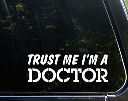 Верувај ми дека сум доктор - за автомобили Смешен автомобил Винил браник налепница прозорец Деклас | Бело | 8,75 инч