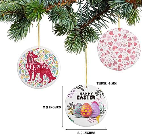 Орнаменти од керамички кучиња Шнаузер, Божиќни украси со среќно куче има санта капа и облека и шарени кутии бомба топка на бојата на нане, отпечатена