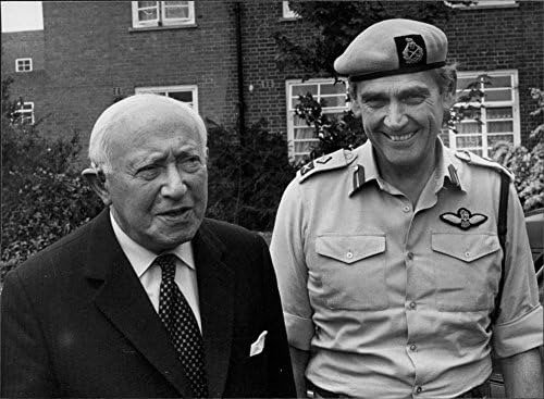 Гроздобер фотографија на лорд Шинвел со полковникот Мајк Баџер насмеана.