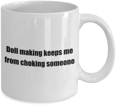 Смешна кукла што прави хоби класична кригла од кафе: правење кукли ме спречува. Одличен подарок за хобисти бело 11oz