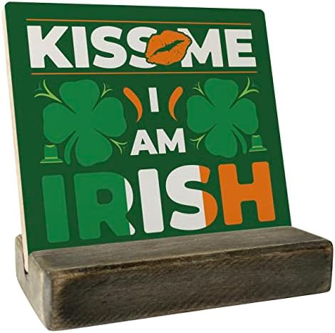 Смешен Ден на Сент Патрикс Ден Плакета, Бакни ме јас сум ирски, плакета со дрвен штанд, ирски подарок за знаци на дрво од дрво, ирски