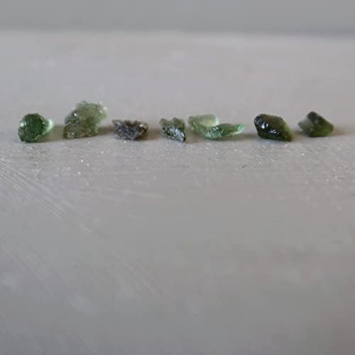 Сатенски кристали мулдавит tektite 7 мали мини зелени скапоцени камења