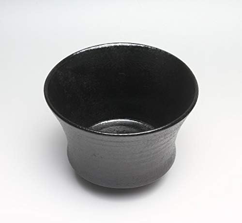 Сјајна црна мерка со чај од чај, изработен од Казуса Носака. Јапонски традиционален керамички хагивер.