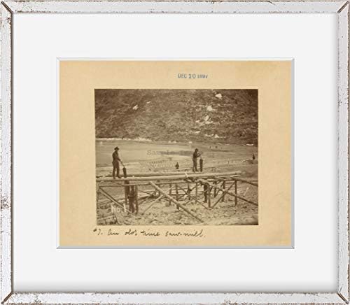 Бесконечни фотографии 1897 Фото Стариот временски мелница четири мажи користејќи пилиња за да се намали граѓа за изградба на брод, во езерото