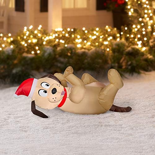 Време на одмор Разиграно кученце во Дедо Мраз се тркала во надувување на снегот, светло, широк 3,5 метри