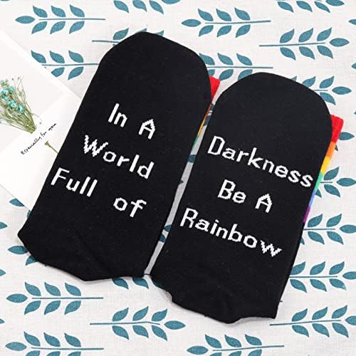 Jniap 2 пара геј гордост чорапи ЛГБТ подарок за гордоста на гордоста за мажи жени во свет полн со темнини, да бидат подароци за