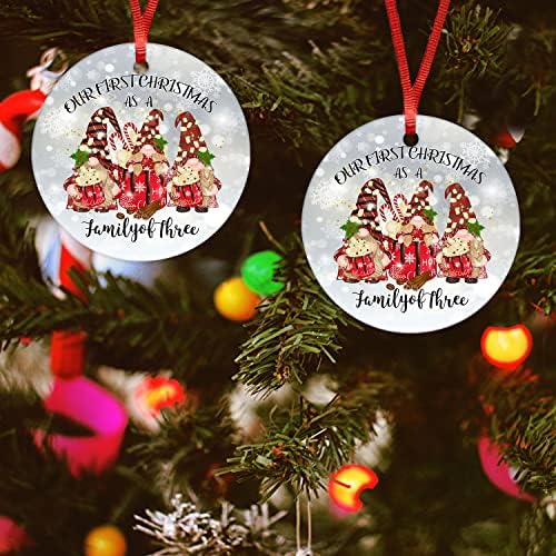 Арогелд нашиот прв Божиќ како семејство на три кружни керамички украси гном рамен порцелан подарок за бебиња нови родители Божиќни