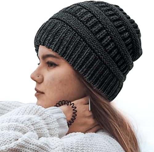 Зимски кабел за зимски кабел, плетено кабел, топол и мек бучен меки капаче капа за жени, без фриз со сатенска обвивка