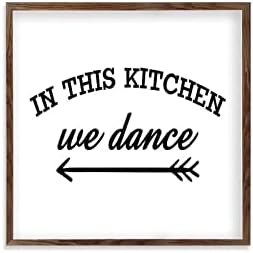 Кокочен инспиративни цитати знаци дрво врамени во оваа кујна ние танцуваме дрвена плакета со рамка 12 x 12 рустикален печатен висечки wallиден декор за домашна соба за