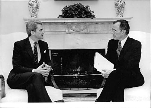 Гроздобер фотографија на Вилијам Кејн Рејли разговарајќи со претседателот Georgeорџ Буш.