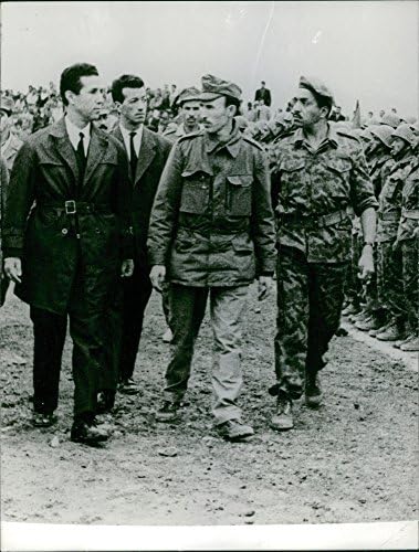 Гроздобер фотографија на Ахмед Бен Бела со мажи и воен офицер.