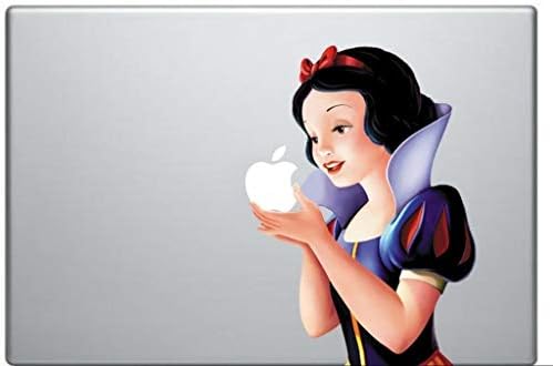Снежана држејќи ја налепницата за декорации со јаболка MacBook Pro винил