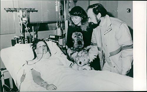 Гроздобер фотографија на Никола Симпсон, ферибот преживеан во болничкиот кревет со нејзиниот татко, сестра Линда и двајца кукави пријатели.
