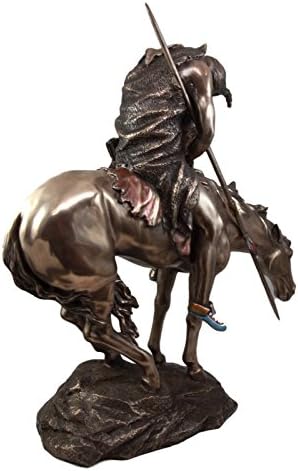 Атлантик Еброс Голем детален крај на статуата на патеката 23 Висок храбар индиски домородниот воин на коњ што се спушта по тепаната
